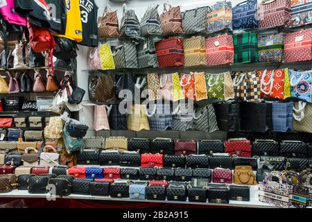 L'une des « chambres à l'arrière », la vente de faux produits de marque contrefaits, y compris des sacs à main, des lunettes de soleil et des montres, Patong, Phuket, Thaïlande Banque D'Images