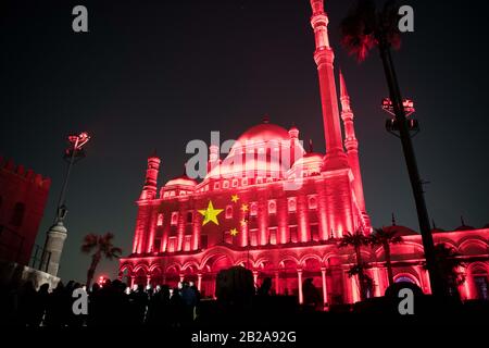 Le Caire. 1 mars 2020. La photo prise le 1er mars 2020 montre la Citadelle de Saladin au Caire, en Egypte. L'Egypte a allumé dimanche soir trois sites historiques célèbres dans le pays, dont la Citadelle de Saladin au Caire, en étoiles rouges et dorées pour ressembler au drapeau national de la Chine comme signe de solidarité dans la lutte contre le nouveau coronavirus. Les deux autres sites sont le pylon principal Du Complexe du temple de Karnak à Louxor et l'entrée Du Complexe du temple de Philae à Assouan. Crédit: Wu Huiwo/Xinhua/Alay Live News Banque D'Images