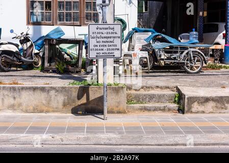 Pas de panneau indiquant aux automobilistes de ne pas se garer même à partir de 7:00 à 23:00. Kata Village, Phuket, Thaïlande Banque D'Images