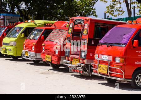 Rangée de Tuk-Tuks garés, Phuket, Thaïlande Banque D'Images