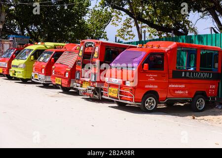 Rangée de Tuk-Tuks garés, Phuket, Thaïlande Banque D'Images