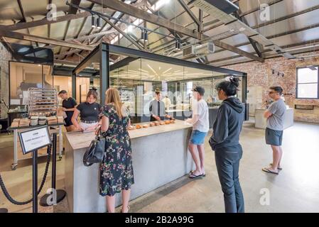 Lune Croissanterie à Fitzroy, Melbourne, Australie a été ouverte en 2015 par Kate Reid et son frère Cam. Leurs croissants ont été les meilleurs au monde. Banque D'Images