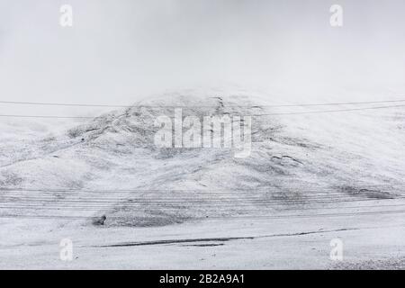 poteau de telegraph, fil électrique et montagne qui a couvert de neige Banque D'Images