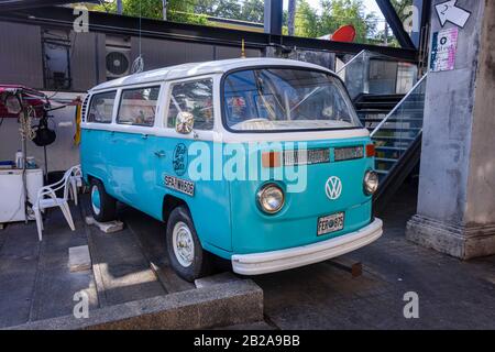 Le campervan bleu clair transformé en bar à cocktails Kata Beach, Phuket, Thaïlande Banque D'Images