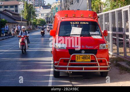 Taxi tuk Tuk stationné sur le côté de la route à Phuket, Thaïlande Banque D'Images