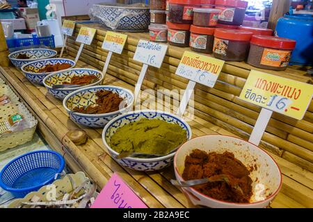 Bols de piment maison et de pâte d'épices à vendre dans un marché alimentaire thaïlandais, Thaïlande Banque D'Images