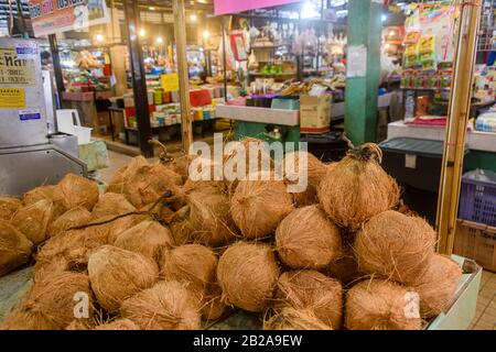 Noix de coco décortiquées à vendre dans un marché alimentaire thaïlandais, Thaïlande Banque D'Images