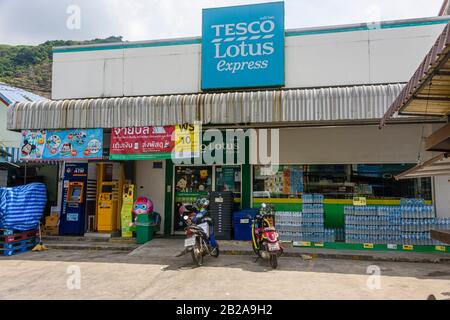 Scooters stationnés à l'extérieur d'un Tesco Lotus Express, Thaïlande Banque D'Images