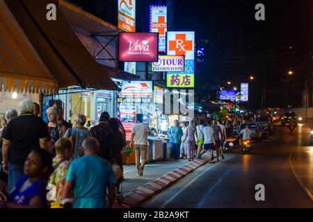 Les touristes marchent le long du sentier à l'extérieur des magasins la nuit, Kata Beach, Phuket, Thaïlande Banque D'Images