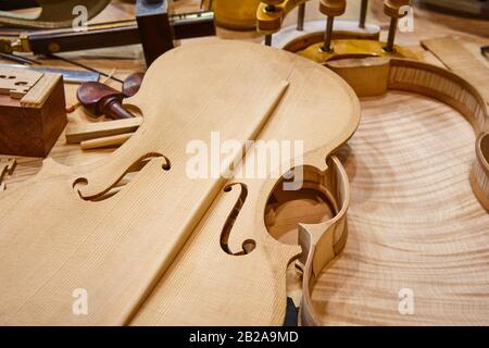 Atelier luthier avec pièces et outils en bois de violon. L'artisanat traditionnel. Banque D'Images