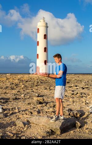 Phare et jeune homme néerlandais sur la côte rocheuse Banque D'Images