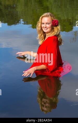 Portrait jeune blonde européenne debout dans l'eau naturelle Banque D'Images