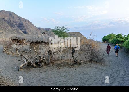 Village de Maasai dans le désert sur le chemin du lac Natron, Safari, Afrique de l'est, août 2017, Tanzanie du Nord Banque D'Images