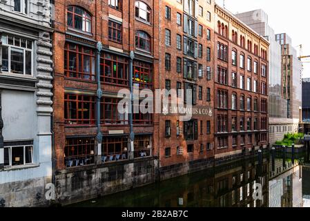 Hambourg, Allemagne - 4 août 2019 : vue panoramique sur le canal Bleichenfleet à Hambourg au coucher du soleil Banque D'Images