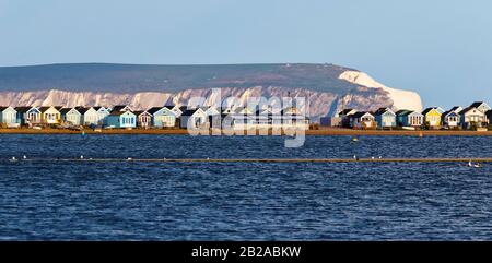 Hengistbury Head de Stanpit Marsh, avec l'île de Wight en arrière-plan Banque D'Images