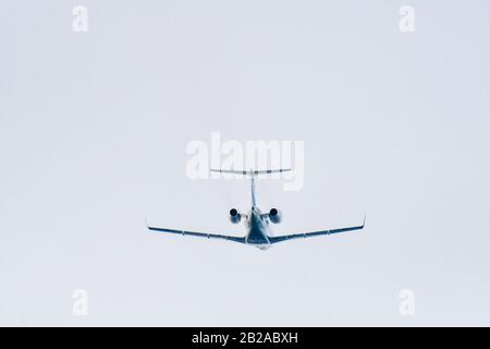 Vue à angle bas d'un petit avion-jet en vol Banque D'Images