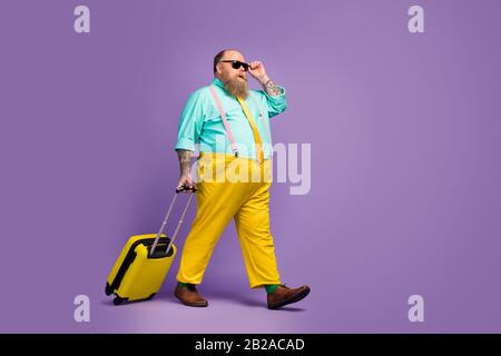 Taille du corps pleine vue latérale du gars joyeux allant sac de transport toucher les spécifications départ compagnie aérienne à bas prix isolée sur vif vif vif Banque D'Images