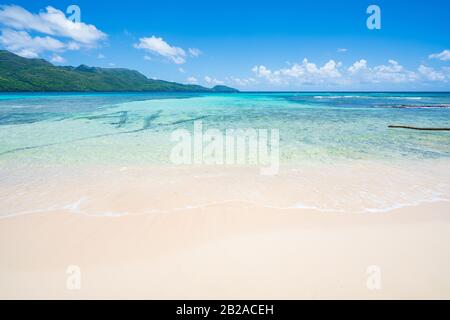 Plage de sable blanc tropical à Rincon, journée ensoleillée dans la péninsule de Samana, République dominicaine Banque D'Images