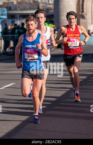 Les coureurs de club se courses dans le Vitality Big Half marathon traversant Tower Bridge, Londres, Royaume-Uni. Daniel Nash, 342, Andy Greenleaf, 217 Banque D'Images