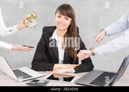 Une femme d'affaires sans stress et de résistance. Secours au travail. Banque D'Images