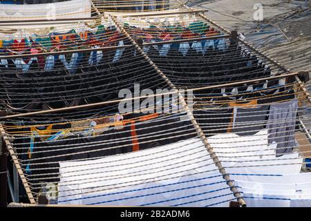 Mumbai, Inde - Febulary 29, 2020: Le Dhobi Ghat est une laverie en plein air bien connue où des milliers de personnes travaillent quotidiennement des vêtements de lavage et de séchage Banque D'Images