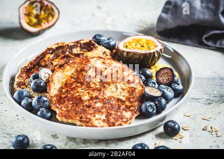 Crêpes au gruau avec miel, fruits et baies. Concept de nourriture saine. Banque D'Images