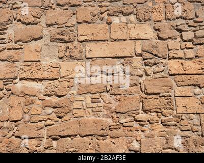 Photo Du Mur Du Vieux Briques. Mur de pierre rouge Grunge dans la vieille cathédrale. Mur médiéval historique en briques de l'empire dans la ville de palma Banque D'Images