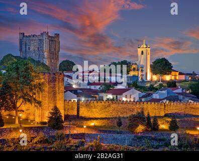 Portugal, Tras-os-montes, château de Braganca et église de Santa Maria au crépuscule Banque D'Images