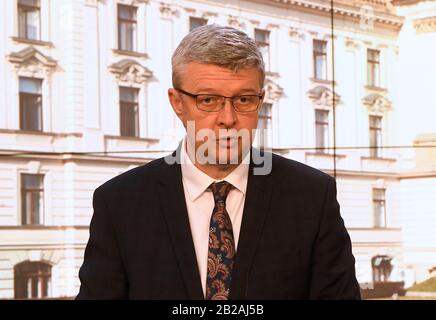 Prague, République Tchèque. 02 mars 2020. Le ministre tchèque de l'Industrie et des Transports, Karel Havlicek, a pris la parole lors d'une conférence de presse après une réunion du Conseil de sécurité du Gouvernement, le 2 mars 2020, à Prague, en République tchèque. Le gouvernement tchèque suspendra tous les vols au départ de la Corée du Sud en raison de la propagation du nouveau coronavirus et prévoit de limiter les vols au départ de Milan, Venise, Bologne et Bergame dans le nord de l'Italie, a également déclaré M. Andrej Babis (ANO). Crédit: Michal Krumphanzl/Ctk Photo/Alay Live News Banque D'Images