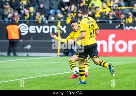 Dortmund, Allemagne. 29 février 2020. Jadon SANCHO (hi., DO) obtient le but pour 1: 0 pour Borussia Dortmund, action, tourné sur le but, football 1. Bundesliga, 24ème jour de jumelage, Borussia Dortmund (DO) - SC Freiburg (FR) 1: 0, le 29.02. 2020 à Dortmund/Allemagne. | utilisation dans le monde crédit: DPA/Alay Live News Banque D'Images