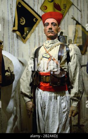 Costume militaire de Tirailleur algérien, ou Tiraleur Algérien (1914) Régiment d'infanterie légère française (1841-1964) Musée de l'Empéri, salon-de-Provence Banque D'Images