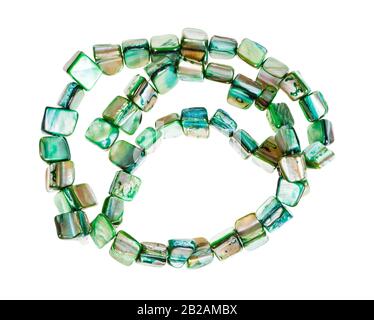 vue de dessus de cordes enchevêtrées de perles de morceaux de couleur verte de coquillages abalone isolés sur fond blanc Banque D'Images