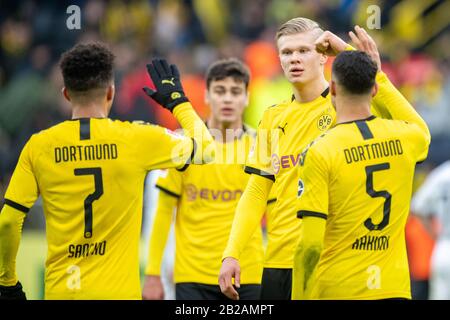 Jadon SANCHO (gauche, DO), Giovanni REYNA (2ème de gauche, DO), Erling HAALAND (2ème de droite à gauche, DO) et Achraf HAKIMI (DO) sont heureux de la victoire, de la jubilation, de la tricherie, de la joie, des encouragements, de la célébration, de la jubilation finale, de la demi-figure, de la figure, du geste, du football, 1. Bundesliga, 24ème jour de jumelage, Borussia Dortmund (DO) - SC Freiburg (FR) 1: 0, le 29 février 2020 à Dortmund/Allemagne. | utilisation dans le monde entier Banque D'Images