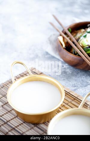 Le vin de riz Makgeolli est l'une des plus anciennes boissons alcoolisées traditionnelles coréennes fermentées. Boisson gazeuse asiatique saine. Orientation verticale Banque D'Images