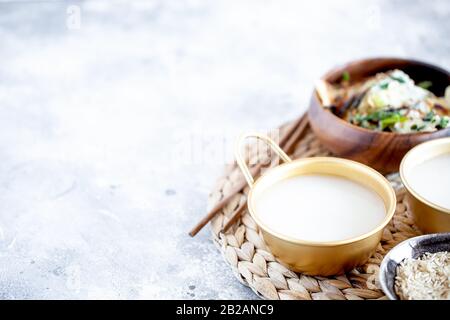 Le vin de riz Makgeolli est l'une des plus anciennes boissons alcoolisées traditionnelles coréennes fermentées. Boisson gazeuse asiatique saine. Orientation horizontale Banque D'Images