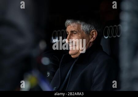 Quique Setien entraîneur en chef du FC Barcelona pendant le match de match de la Liga en Espagne 26 entre Le Real Madrid et le FC Barcelona au stade Santiago Bernabeu à Madrid.score final: Real Madrid 2-0 Barcelone. Banque D'Images