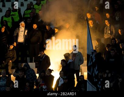 Belgrade, Serbie. 1 mars 2020. Les fans de Partizan soutiennent leur équipe. Crédit: Nikola Krstic/Alay Live News Banque D'Images