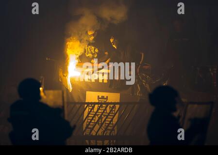 Belgrade, Serbie. 1 mars 2020. Les fans de Partizan éclairent une torhces. Crédit: Nikola Krstic/Alay Live News Banque D'Images