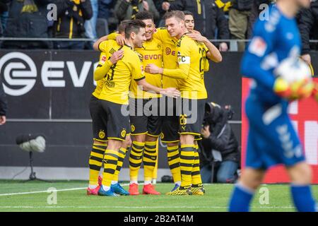 De gauche à droite Raphael GUERREIRO (DO), THORGAN DANGER (DO), goalschuetze Jadon SANCHO (DO), Achraf HAKIMI (DO) et Lukasz PISZCZEK (DO) applaudissent sur le but pour 1: 0 pour Borussia Dortmund, jubilation, tricher, acclamer, joie, cheers, jualbel entier, 1. Bundesliga, 24ème jour de jumelage, Borussia Dortmund (DO) - SC Freiburg (FR) 1: 0, le 29 février 2020 à Dortmund/Allemagne. | utilisation dans le monde entier Banque D'Images