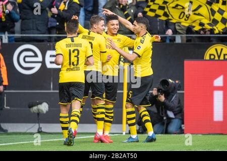 De gauche à droite Raphael GUERREIRO (DO), THORGAN DANGER (DO), tir à but Jadon SANCHO (DO) et Achraf HAKIMI (DO) célèbrent l'objectif pour 1: 0 pour Borussia Dortmund, jubilation, acclamations, acclamations, joie, encouragements, célébration, courage, figure entière, football 1. Bundesliga, 24ème jour de jumelage, Borussia Dortmund (DO) - SC Freiburg (FR) 1-0, le 29 février 2020 à Dortmund/Allemagne. | utilisation dans le monde entier Banque D'Images