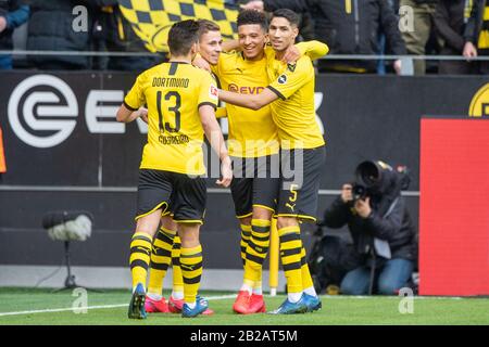 De gauche à droite Raphael GUERREIRO (DO), THORGAN DANGER (DO), tir à but Jadon SANCHO (DO) et Achraf HAKIMI (DO) célèbrent l'objectif pour 1: 0 pour Borussia Dortmund, jubilation, acclamations, acclamations, joie, encouragements, célébration, courage, figure entière, football 1. Bundesliga, 24ème jour de jumelage, Borussia Dortmund (DO) - SC Freiburg (FR) 1-0, le 29 février 2020 à Dortmund/Allemagne. | utilisation dans le monde entier Banque D'Images