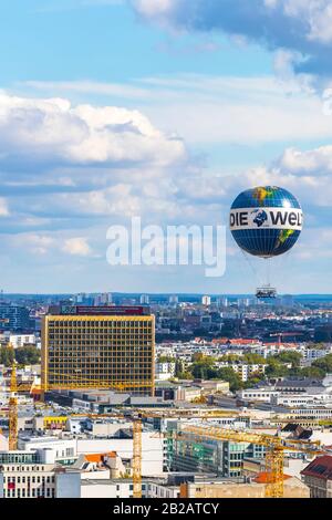 Welt Balloon - l'un des plus grands ballons d'hélium au monde dans le ciel. Attraction touristique populaire de Berlin Banque D'Images