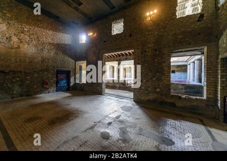 Oplontis Villa de Poppea - une grande salle décorée de fresques dans le style IV sur le plâtre blanc. Banque D'Images