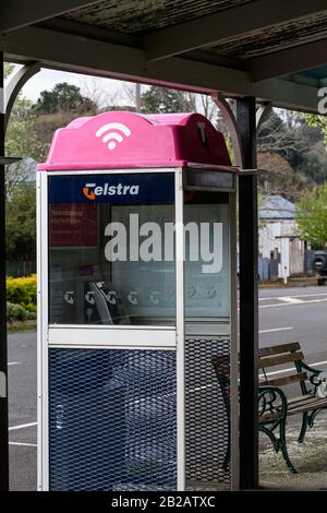 Phonebox avec point WiFi dans Australian Country Town Banque D'Images