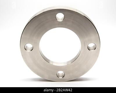 Bride plate en acier inoxydable sur fond clair. Banque D'Images