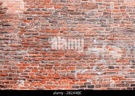 Photo d'un vieux mur de briques. Les briques sont très texturées. Banque D'Images