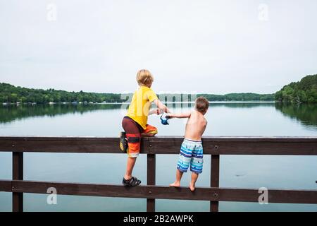 Deux garçons debout sur une jetée de pêche, États-Unis Banque D'Images