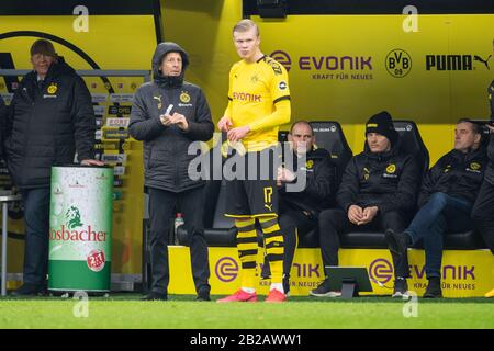 Dortmund, Allemagne. 29 février 2020. Lucien FAVRE (à gauche, entraîneur, DO) change Erling HAALAND (DO), substitution, figure entière, football 1. Bundesliga, 24ème jour de jumelage, Borussia Dortmund (DO) - SC Freiburg (FR) 1: 0, le 29.02. 2020 à Dortmund/Allemagne. | utilisation dans le monde crédit: DPA/Alay Live News Banque D'Images