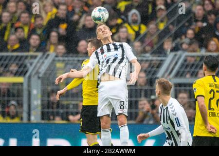 Dortmund, Allemagne. 29 février 2020. Lukasz PISZCZEK (gauche, DO) contre Nils PETERSEN (FR), action, duels, tête duel, dogbaght, football 1ère Bundesliga, 24ème jour de jumelage, Borussia Dortmund (DO) - SC Freiburg (FR) 1: 0, le 29.02. 2020 à Dortmund/Allemagne. | utilisation dans le monde crédit: DPA/Alay Live News Banque D'Images