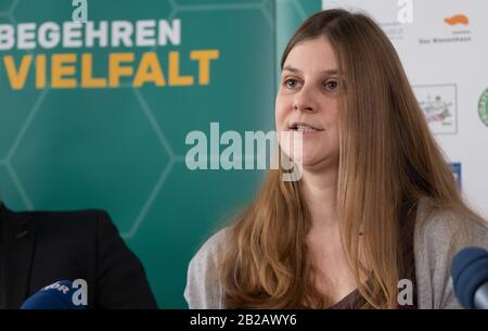 Hanovre, Allemagne. 02 mars 2020. Anne Kura, présidente régionale de Bündnis 90/Die Grünen en en Basse-Saxe, parle lors d'une conférence de presse sur la pétition pour un référendum sur la protection des espèces. Les conservationnistes de la nature ont présenté la pétition pour un référendum. Au total, plus de 50 organisations appartiennent à l'Alliance pour le référendum. Crédit: Peter Steffen/Dpa/Alay Live News Banque D'Images